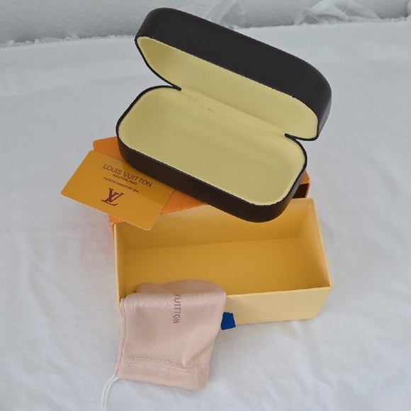 Louis Vuitton Navy and Gold Round Sunglasses - Picture 8 of 11